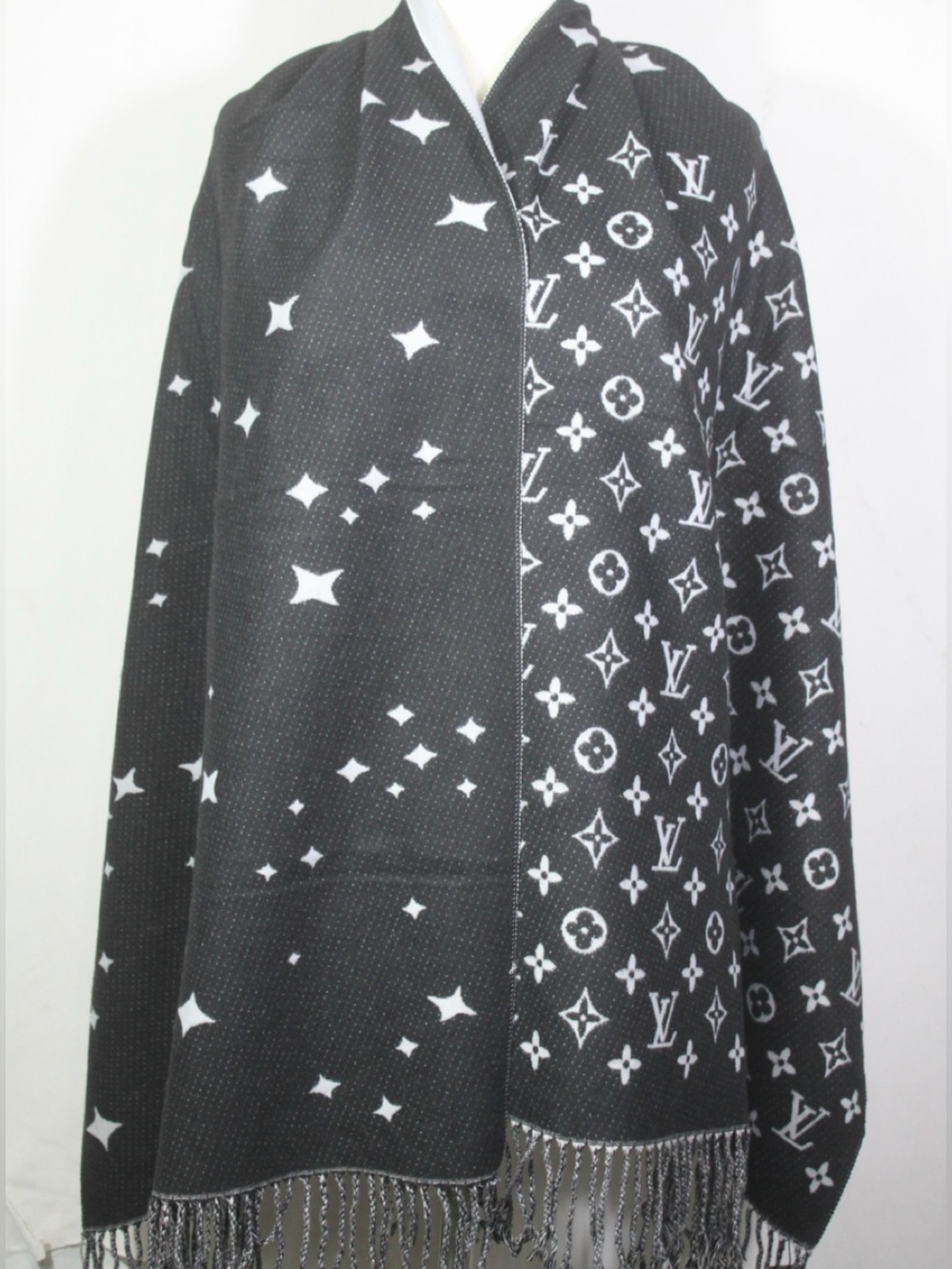 Authentic Louis Vuitton Scarf LV  Shawl Stole 65% Cashmere 35% Silk Gray Used